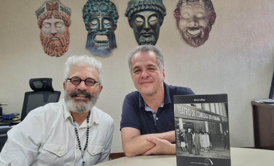 O diretor artístico do Centro Cultural Teatro Guaíra Áldice Lopes e o jornalista Alvaro Collaço, autor do livro sobre os 60 anos do TCP.