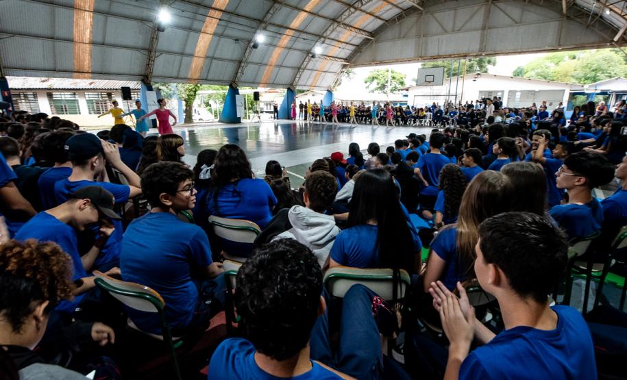 Grupo de Dança no "Guaíra para todos", em pátio de colégio estadual