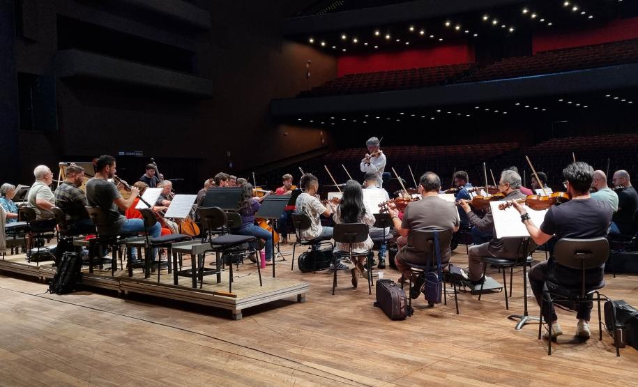 Orquestra ensaiando no palco do guairão