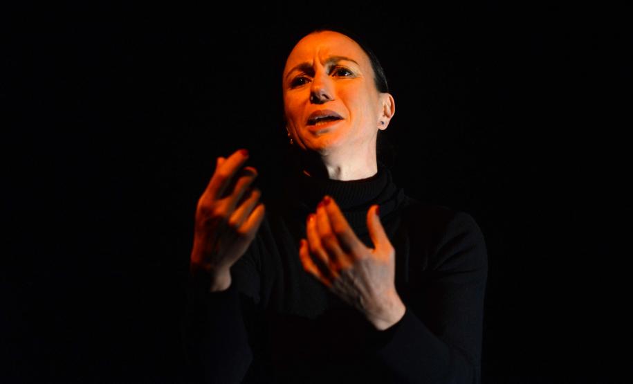 Patricia Reis Braga, em Ilíada canto 22, da Cia Iliadahomero de Teatro