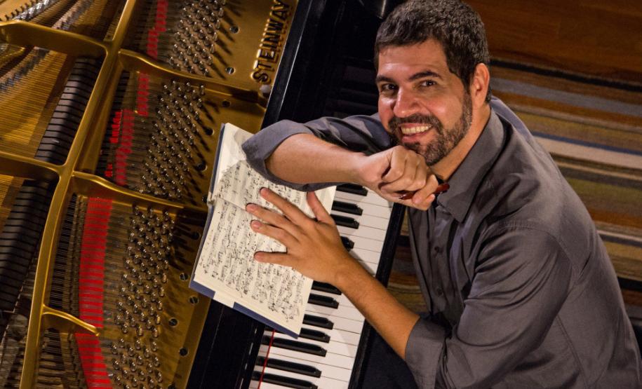 Compositor André Mehmari