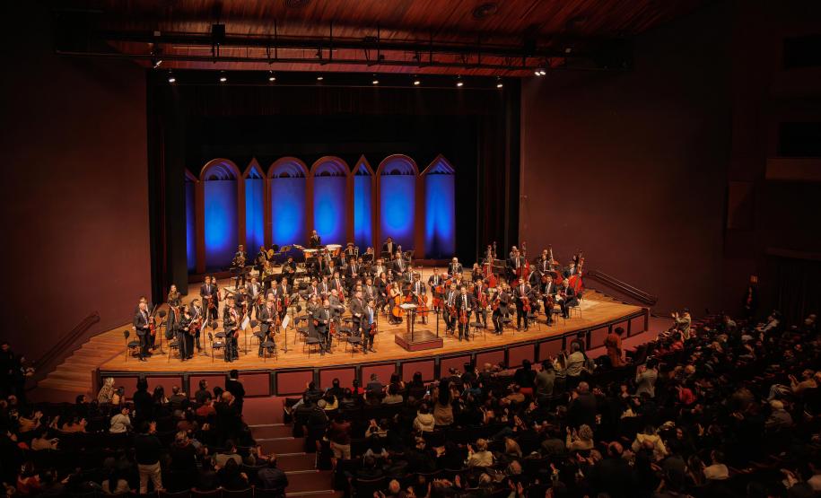 Orquestra no palco do Guairão