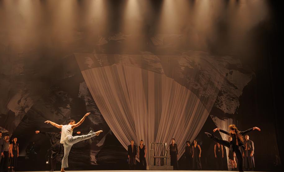 Cenas da apresentação de Orfeu e Eurídice, com os dois elencos