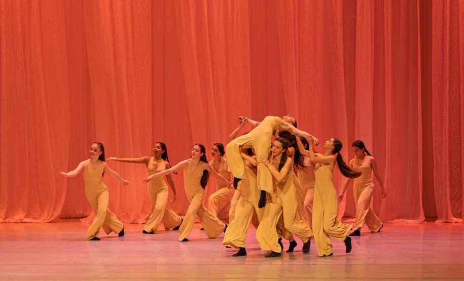 Dançarinos da Escola de Dança Teatro Guaíra