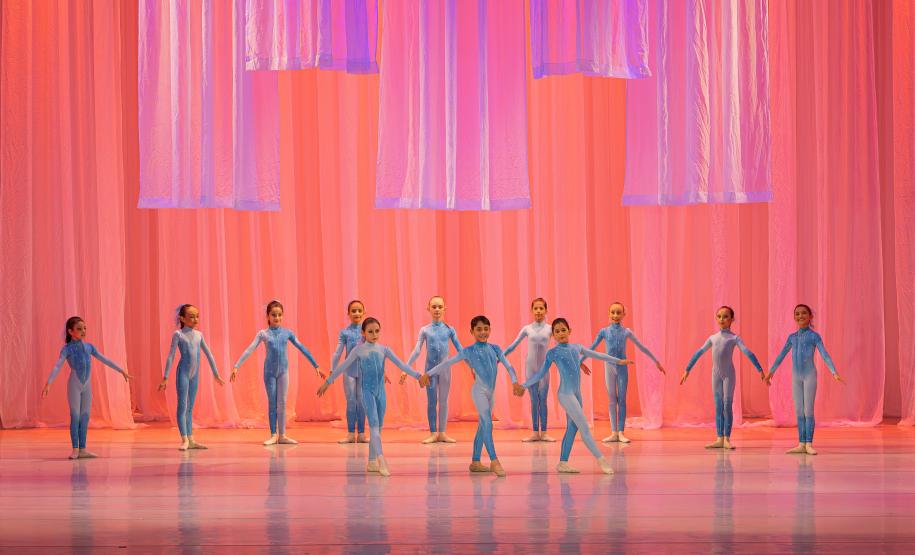 Dançarinos da Escola de Dança Teatro Guaíra