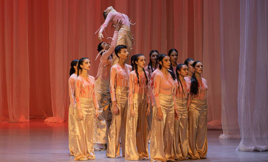 Dançarinos da Escola de Dança Teatro Guaíra