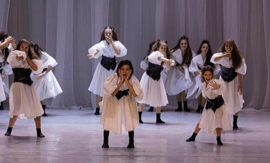 Dançarinos da Escola de Dança Teatro Guaíra