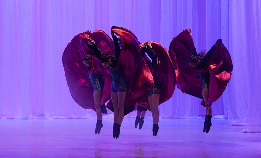 Dançarinos da Escola de Dança Teatro Guaíra