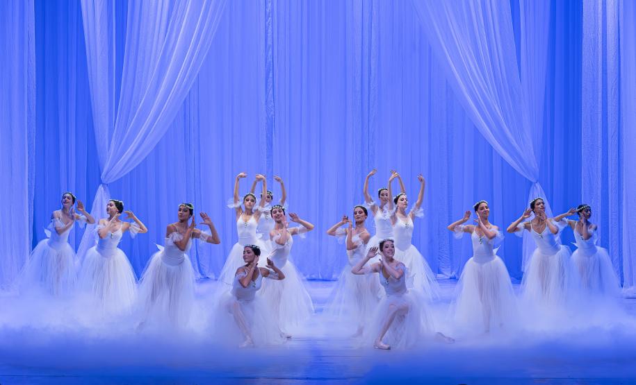 Dançarinos da Escola de Dança Teatro Guaíra