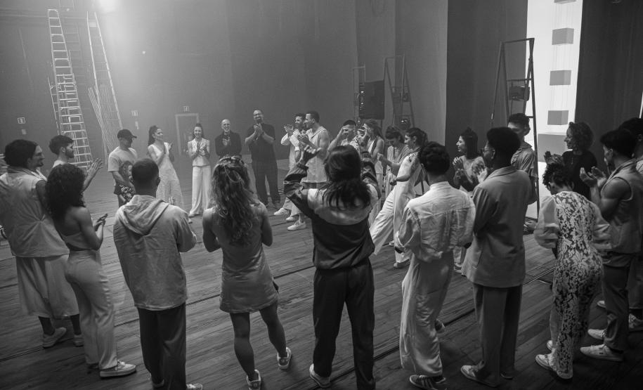 Cenas da apresentação de Orfeu e Eurídice, com os dois elencos