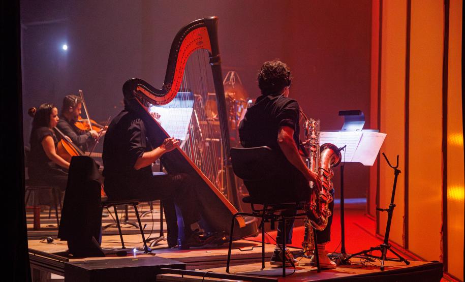 Cenas da apresentação de Orfeu e Eurídice, com os dois elencos