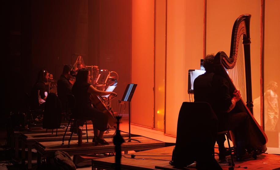 Cenas da apresentação de Orfeu e Eurídice, com os dois elencos