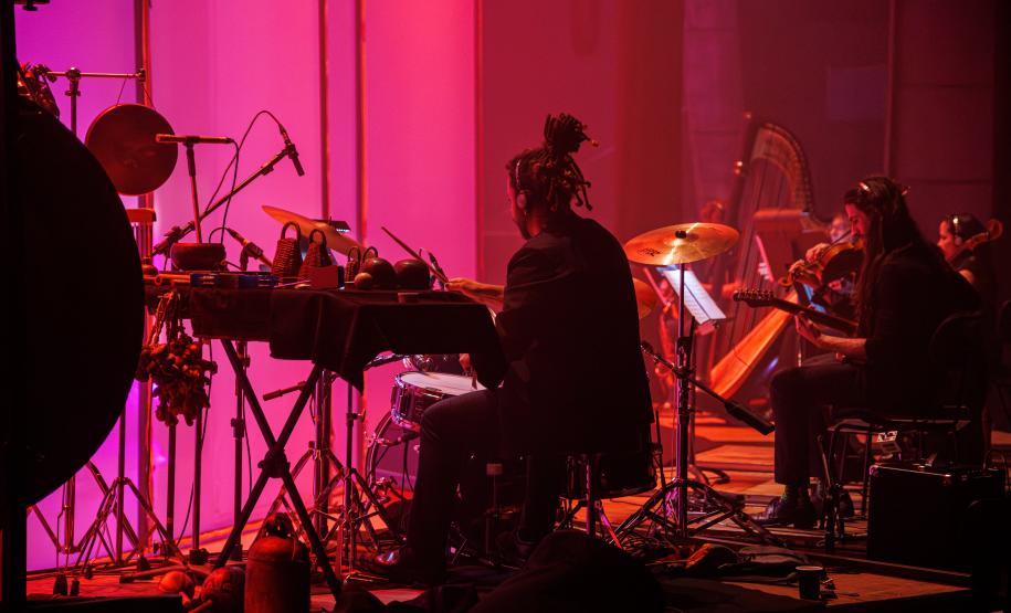 Cenas da apresentação de Orfeu e Eurídice, com os dois elencos