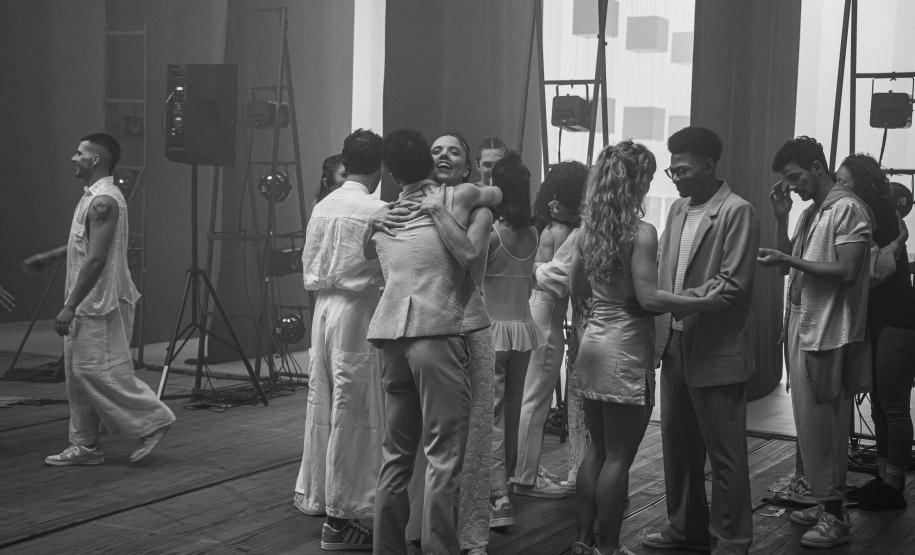 Cenas da apresentação de Orfeu e Eurídice, com os dois elencos