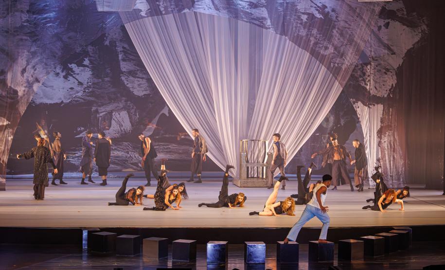 Cenas da apresentação de Orfeu e Eurídice, com os dois elencos