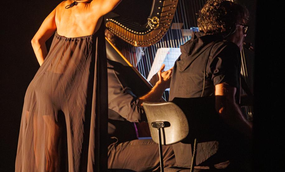 Cenas da apresentação de Orfeu e Eurídice, com os dois elencos