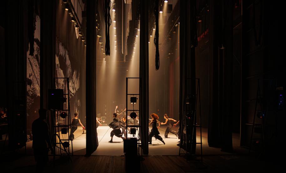 Cenas da apresentação de Orfeu e Eurídice, com os dois elencos