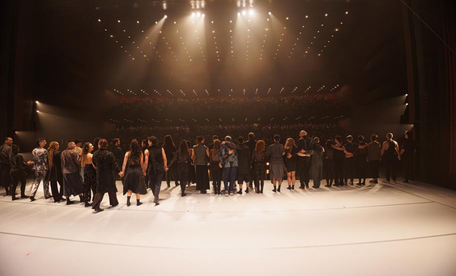 Cenas da apresentação de Orfeu e Eurídice, com os dois elencos