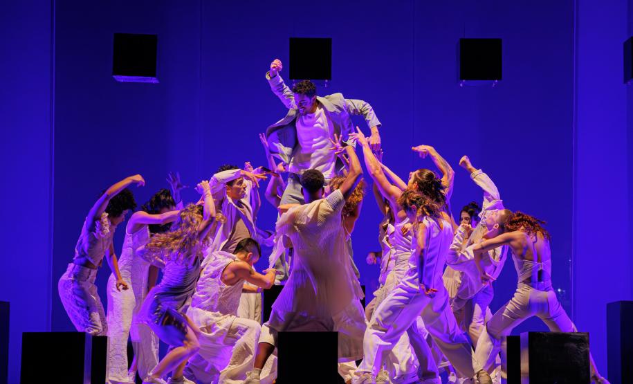 Cenas da apresentação de Orfeu e Eurídice, com os dois elencos