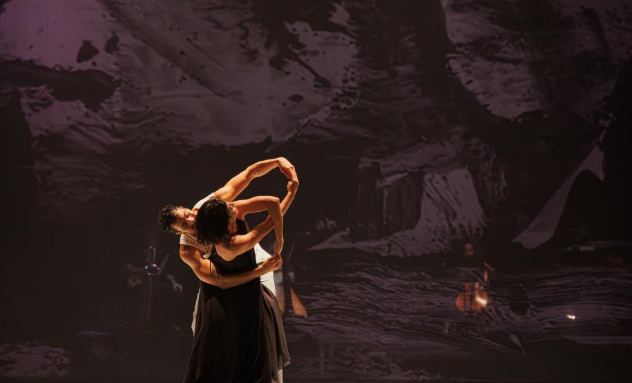 Cenas da apresentação de Orfeu e Eurídice, com os dois elencos