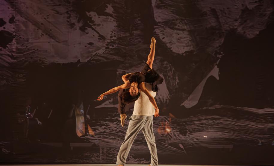 Cenas da apresentação de Orfeu e Eurídice, com os dois elencos