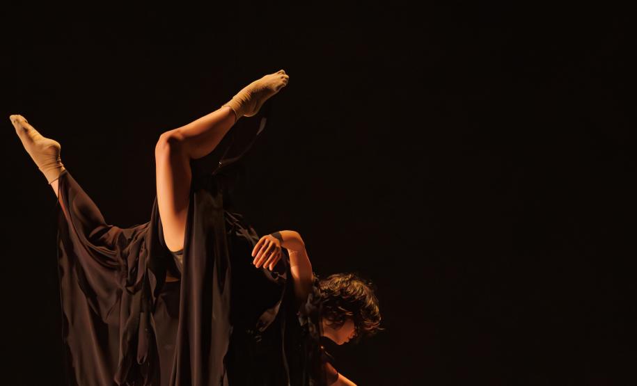 Cenas da apresentação de Orfeu e Eurídice, com os dois elencos