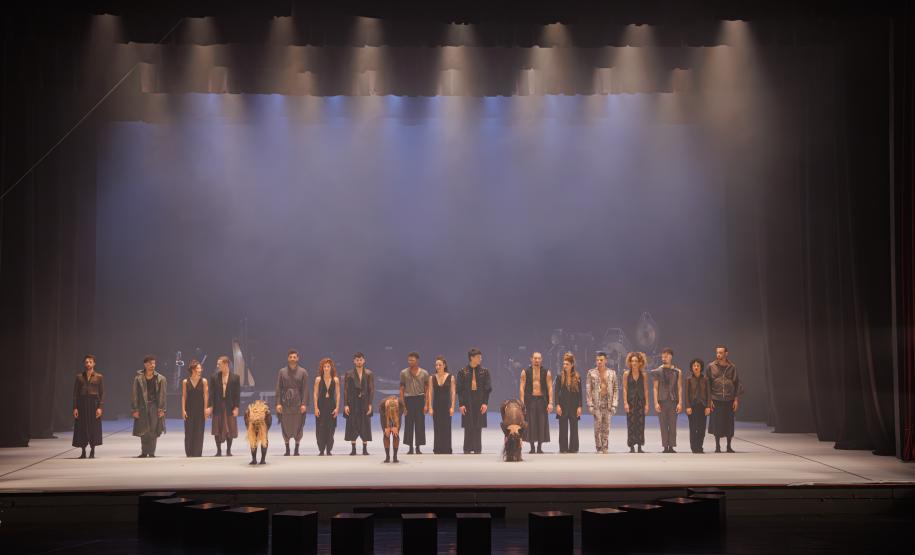 Cenas da apresentação de Orfeu e Eurídice, com os dois elencos