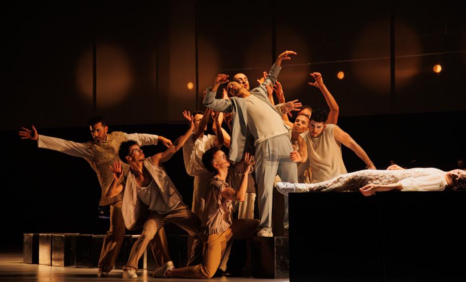 Cenas da apresentação de Orfeu e Eurídice, com os dois elencos