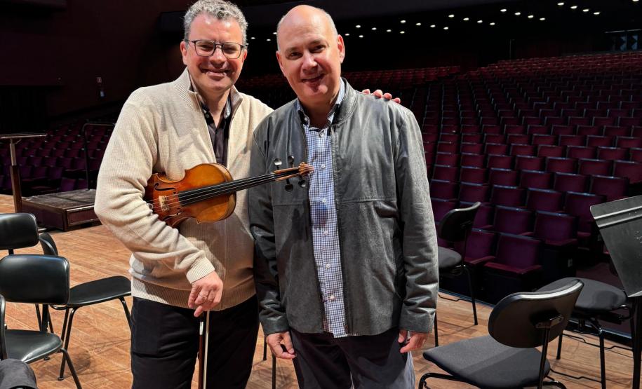 Maestro e solista em ensaio final no Teatro Guaíra