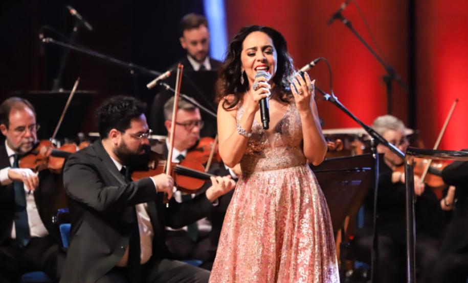 Carmen Monarcha com a Camerata Antiqua de Curitiba