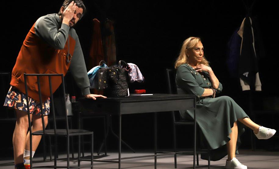 Cenas da peça "Ninguém dirá que é trade demais"