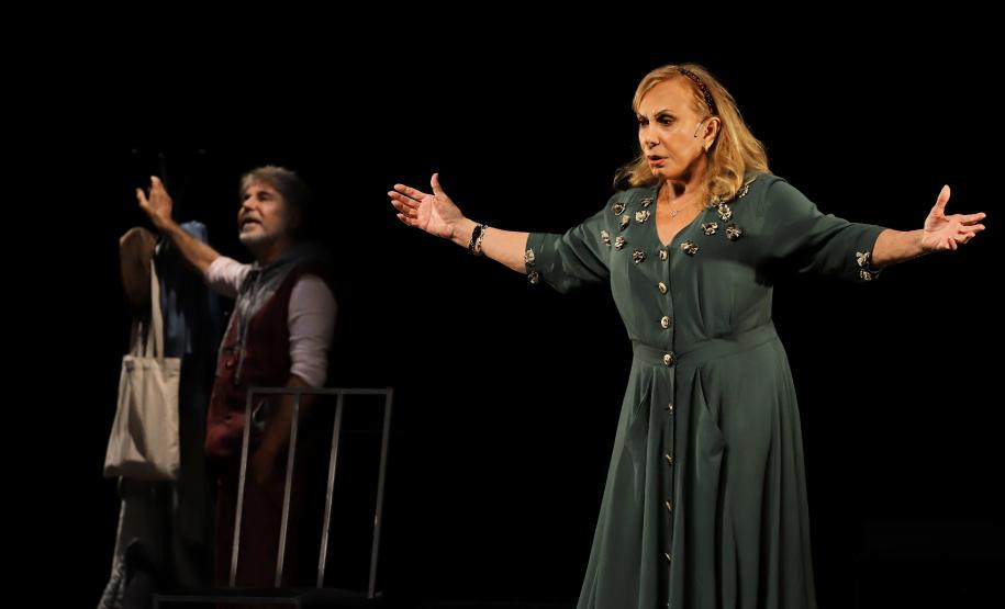 Cenas da peça "Ninguém dirá que é trade demais"