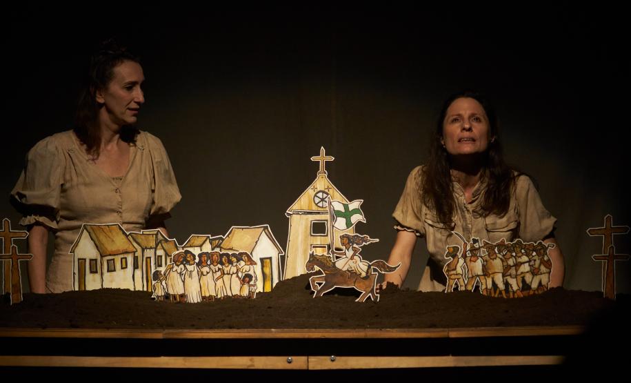 Cena da peça "Contestados"