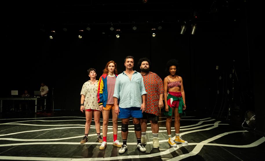 Cena da peça Deriva motra atores unidos de frente para a plateia