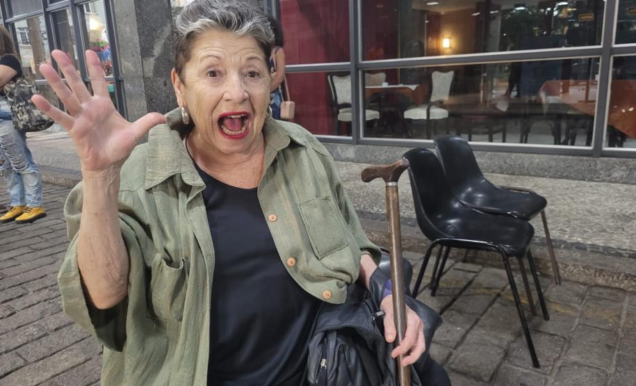 A artista bonequeira Olga Romero assistindo o espetáculo Memórias d' Omar