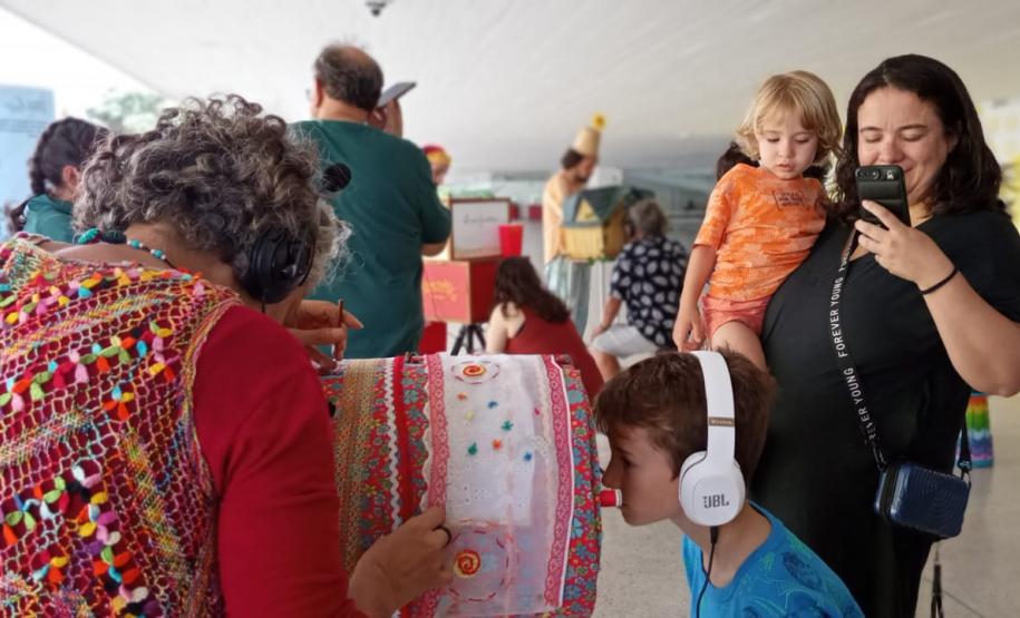 Espetáculos Lambe-lambe movimentaram o primeiro dia do Festival de Bonecos no vão do Museu Oscar Niemeyer.