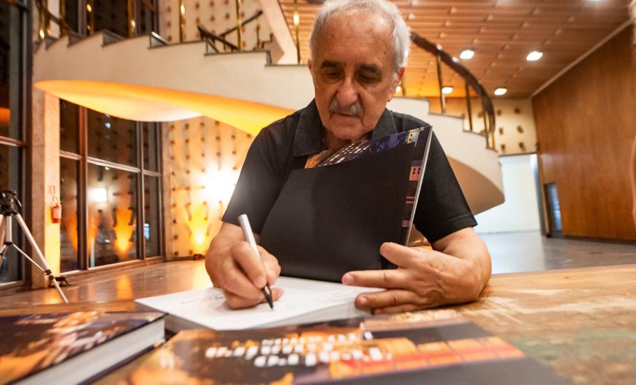 Lançamento do livro "Teatro Guaíra 140 anos" reuniu mais de 400 pessoas.