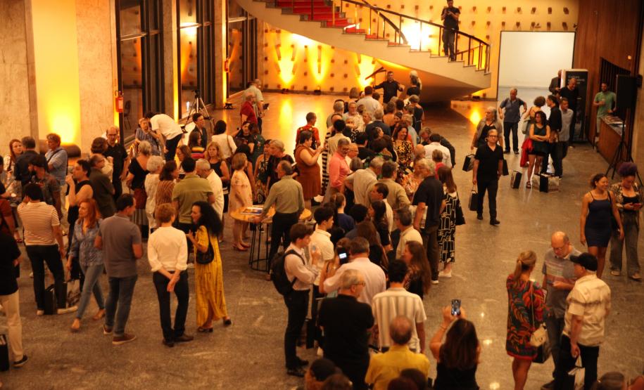 Lançamento do livro sobre os 140 anos do Teatro Guaíra reuniu mais de 400 pessoas.