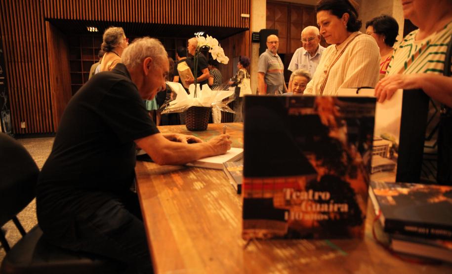 Lançamento do livro sobre os 140 anos do Teatro Guaíra reuniu mais de 400 pessoas.