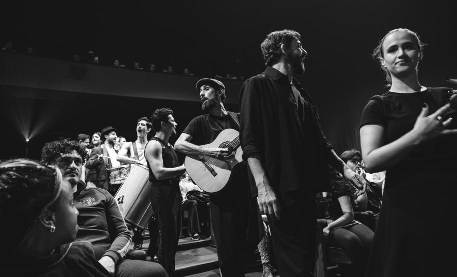 Peça "Daqui Ninguém Sai" estreia  no Teatro Guaíra e é sucesso de público