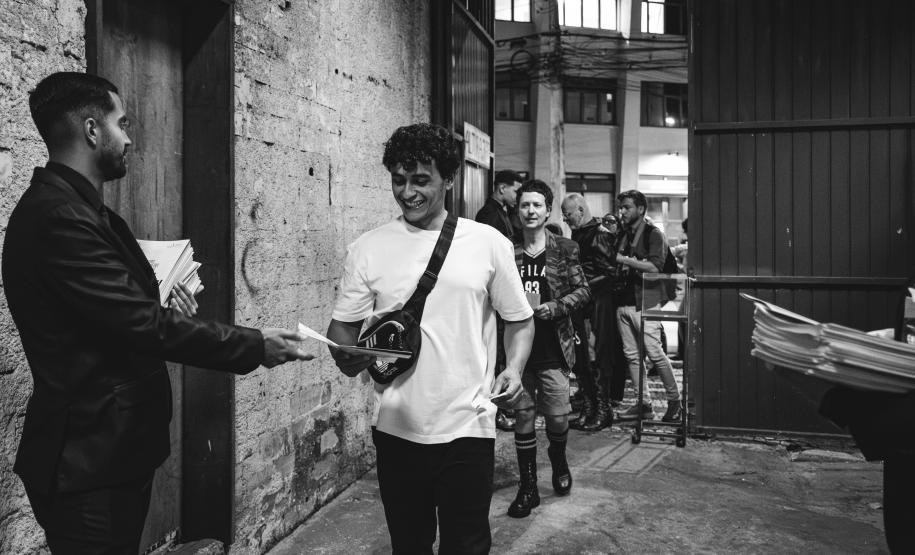 Peça "Daqui Ninguém Sai" estreia  no Teatro Guaíra e é sucesso de público