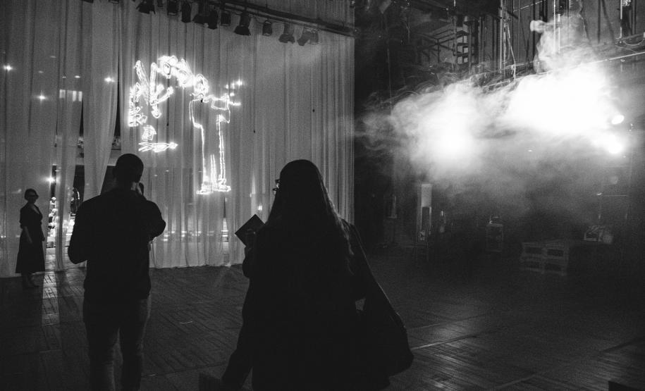 Peça "Daqui Ninguém Sai" estreia  no Teatro Guaíra e é sucesso de público