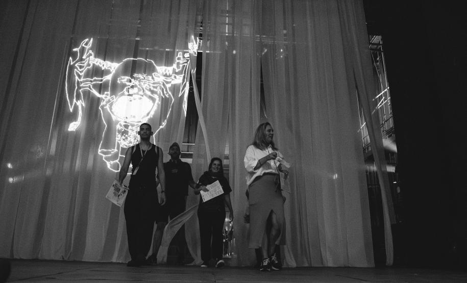 Peça "Daqui Ninguém Sai" estreia  no Teatro Guaíra e é sucesso de público