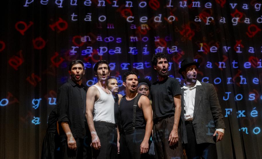 Cena da peça "Daqui Ninguém Sai" do Teatro de Comédia do Paraná e que estreia no palco do Guairinha