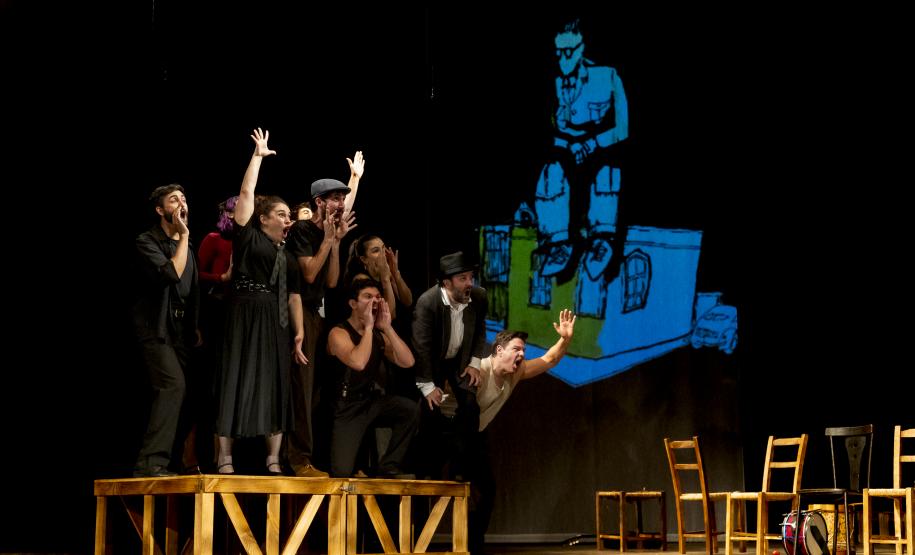 FESTIVAL DE CURITIBA | Turbulento e intenso, “Daqui Ninguém Sai” quer fazer de Dalton Trevisan um escritor mais lido