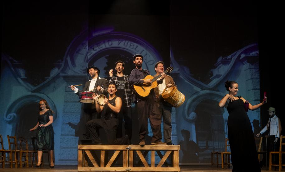 Cena da peça "Daqui Ninguém Sai" do Teatro de Comédia do Paraná e que estreia no palco do Guairinha