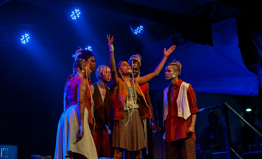 Cena do espetáculo Negro Não Nego