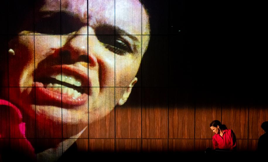 Cena da peça "Prima Facie" que estará no palco do Guairão