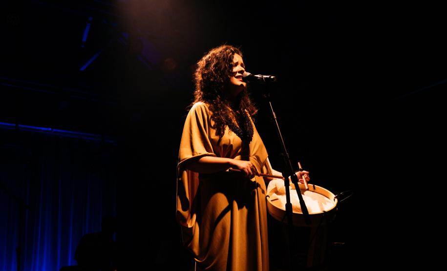 A cantora Thayana Barbosa encerra a temporada do projeto Toda Pele no palco do Teatro José Maria Santos