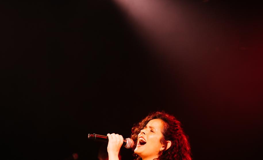 A cantora Thayana Barbosa encerra a temporada do projeto Toda Pele no palco do Teatro José Maria Santos